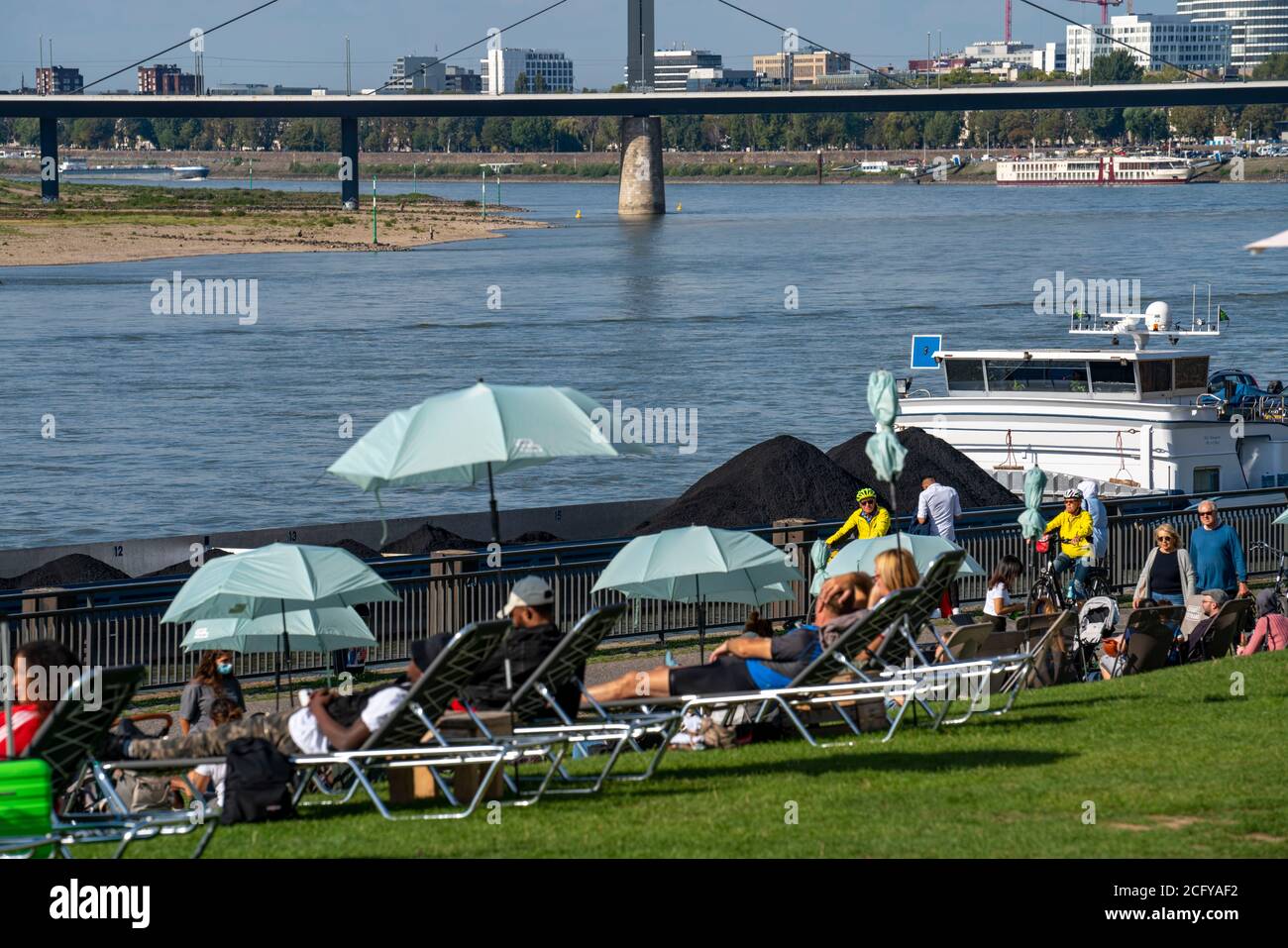 Stadtstrand, im Hintergrund die Oberkassler Brücke, am Rhein, Rheinpromenade entlang der Altstadt, Düsseldorf, NRW, Deutschland, Stockfoto