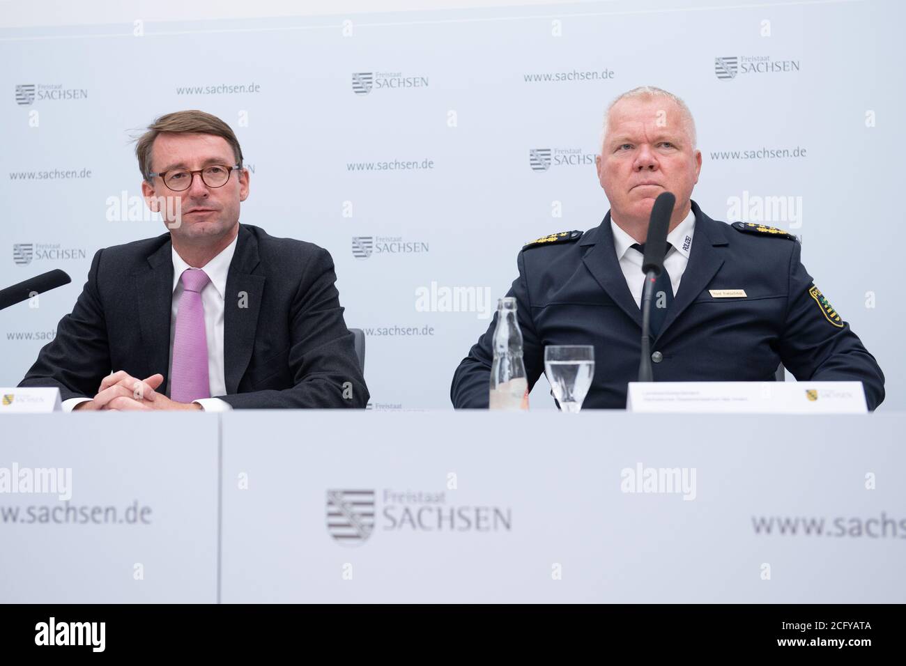 Dresden, Deutschland. September 2020. Roland Wöller (CDU, l), Innenminister Sachsens, und Horst Kretzschmar, Staatspolizeipräsident, nehmen an einer Pressekonferenz im Innenministerium Teil. Anlass sind die Unruhen und die Aktion in Leipzig. Quelle: Sebastian Kahnert/dpa-Zentralbild/dpa/Alamy Live News Stockfoto