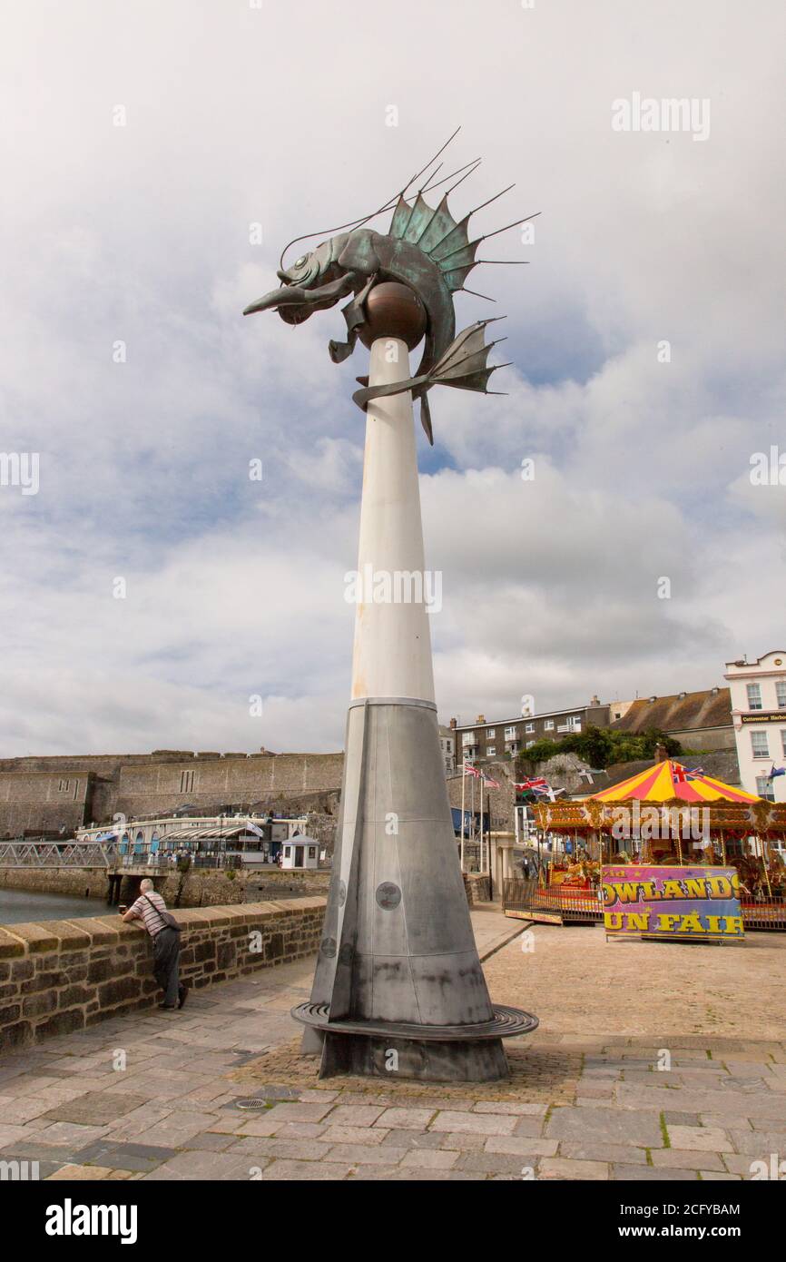 Die Leviathan-Barbican Prawn Skulptur von Brian fiel auf die Hafenmauer von Sutton, Plymouth, Devon, England, Vereinigtes Königreich. Stockfoto
