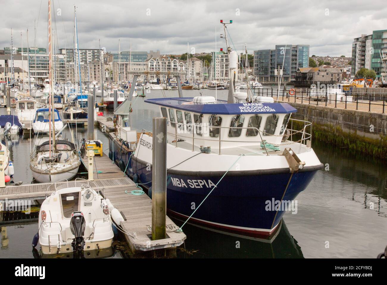 Marine Biological Association Forschungsschiff 'Sepia' in Sutton Harbour, Plymouth, Devon, England, Vereinigtes Königreich. Stockfoto