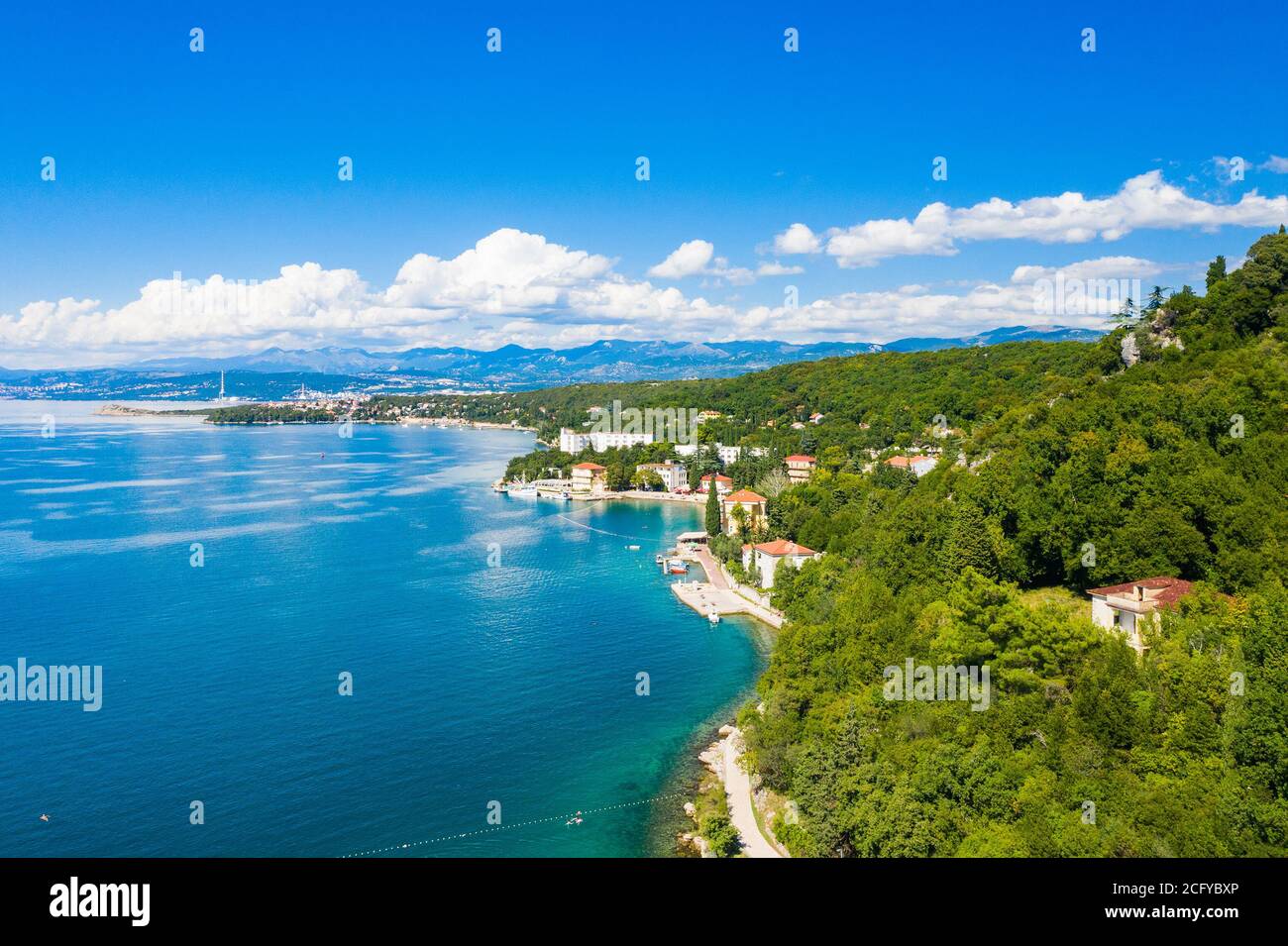 Drohne Luftaufnahme der Insel Krk, schöne Adriaküste und Stadt Omisalj. Kvarner Bucht, Kroatien, Europa. Stockfoto