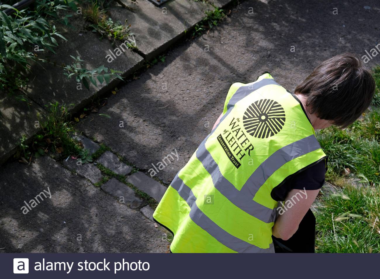 Edinburgh, Schottland, Großbritannien. September 2020. Das Wasser des Leith Conservation Trust ist seit März bei der ersten Bereinigung des Flusses im Leith Basin durch die Coronavirus-Sperre im Einsatz. Kredit: Craig Brown/Alamy Live Nachrichten Stockfoto