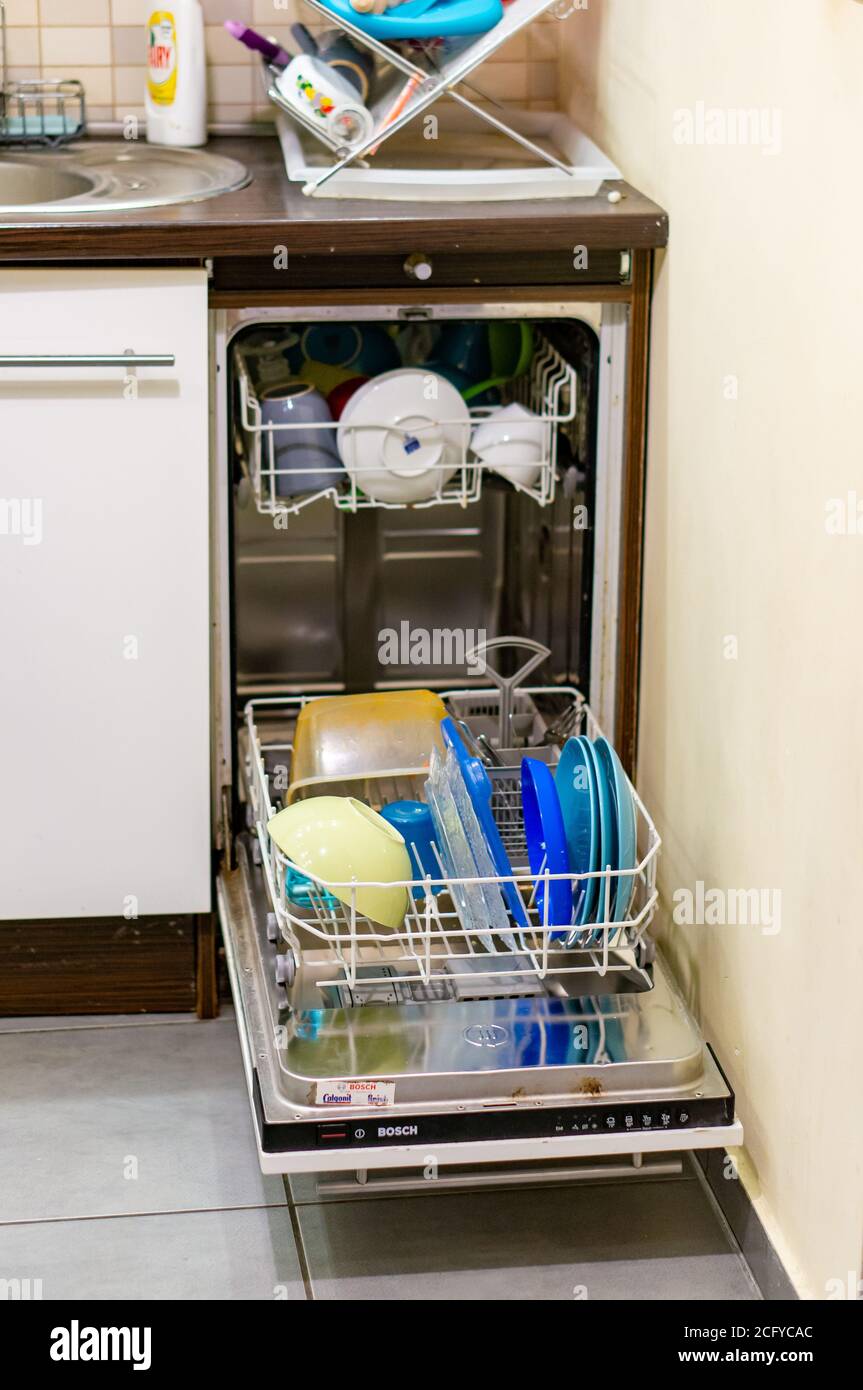 POZNAN, POLEN - 28. Okt 2018: Bosch Geschirrspüler-Waschmaschine mit offener Tür in einer Küche Stockfoto