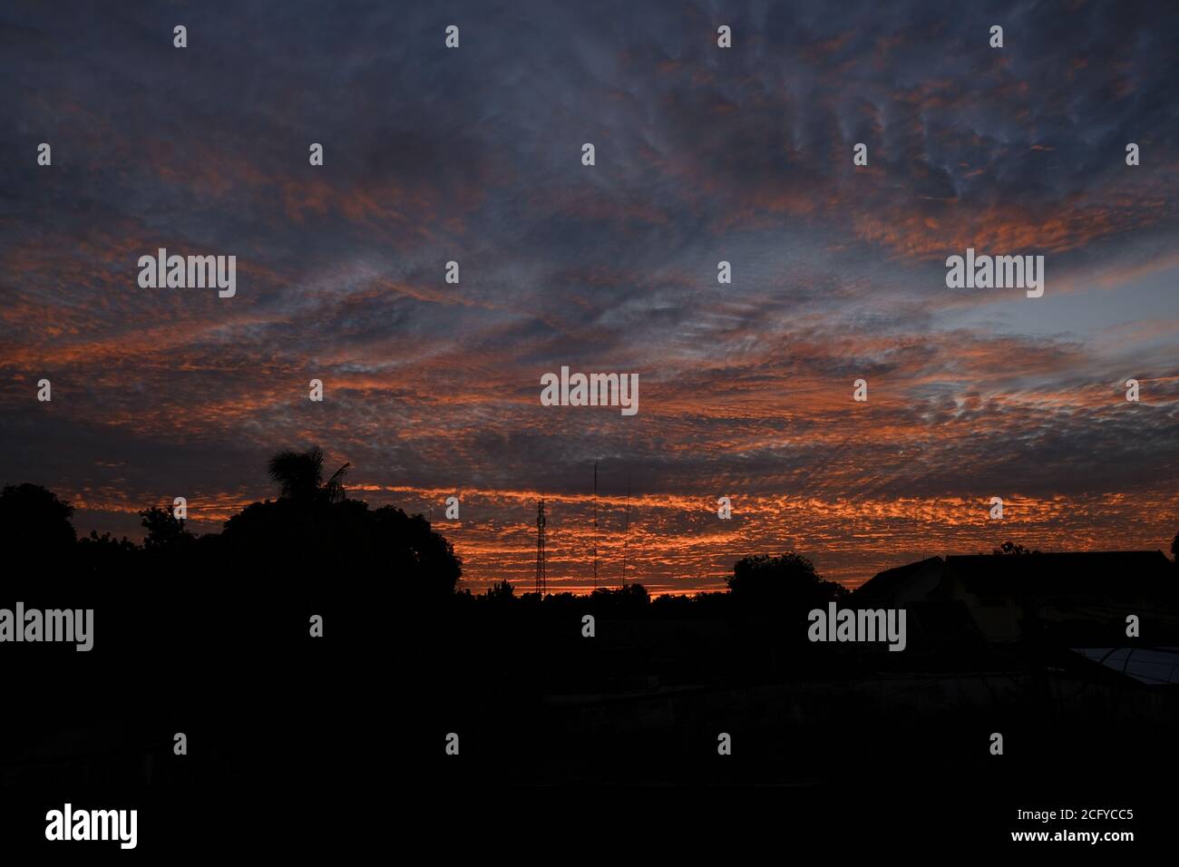 Sonnenaufgang oder Sonnenuntergang am Himmel Stockfoto