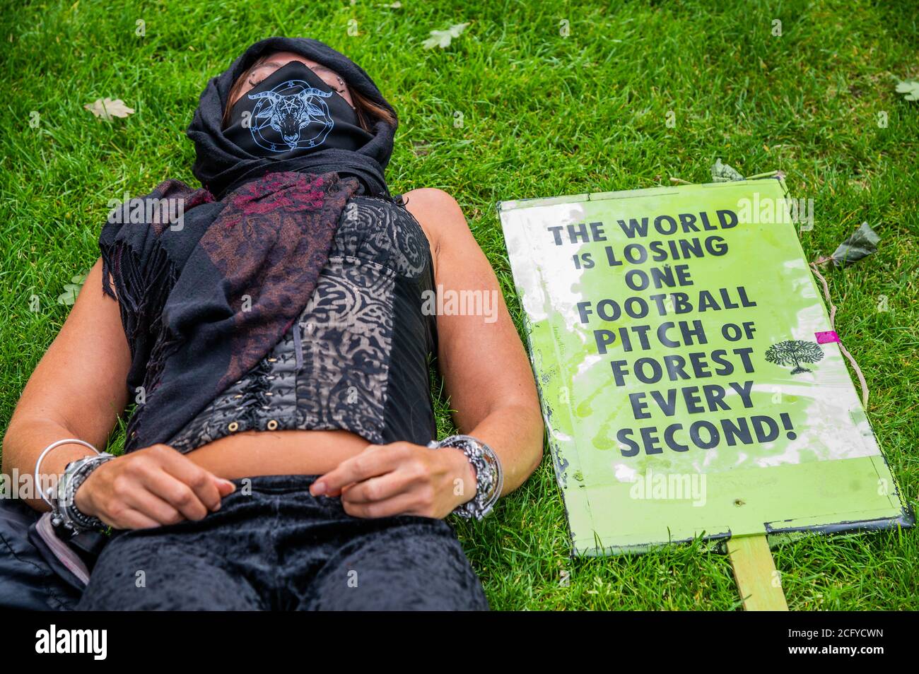 London, Großbritannien. September 2020. Extinction Rebellion Protest - SHELL OUT! - in Jubilee Gardens, um den Druck auf Shell zu erhöhen und ein Ende der fossilen Energiegewinnung, Ökozid zu fordern und um "Reparationen jetzt" zu bitten. Masken werden im Allgemeinen getragen und soziale Distanzierung praktiziert, da die Lockerung für den Coronavirus-Ausbruch (Covid 19) in London fortgesetzt wird. Kredit: Guy Bell/Alamy Live Nachrichten Stockfoto