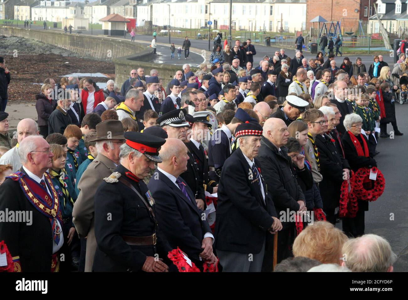 Troon, Ayrshire, Schottland, 09. November 2014, Gedenktag Sonntag, Kränzlegung am Troon war Memorial. Representives von verschiedenen Organisationen & acgencys zahlen ihren Respekt Stockfoto