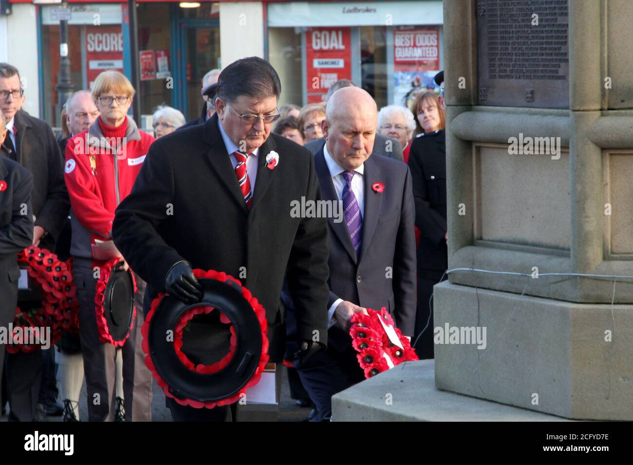 Prestwick, Ayrshire, Schottland, 09 Nov 2014, Remembrance Sunday Prestwick Cross. Kranzniederlegung am Prestwick war Memorial. Zwei Lokalpolitiker Chic Brodie & John Scott MSP legten Kränze in Erinnerung Stockfoto