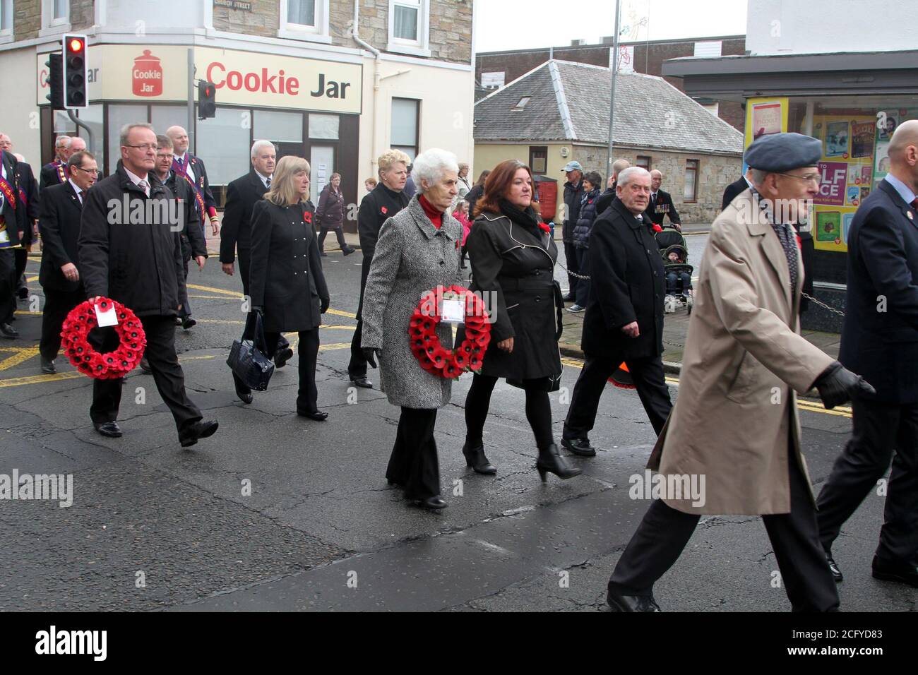 Troon, Ayrshire, Schottland, 09. November 2014, Gedenktag Sonntag, Kränzlegung am Troon war Memorial. Lokale Stadträte und Bürgerführer ziehen zum Denkmal Stockfoto