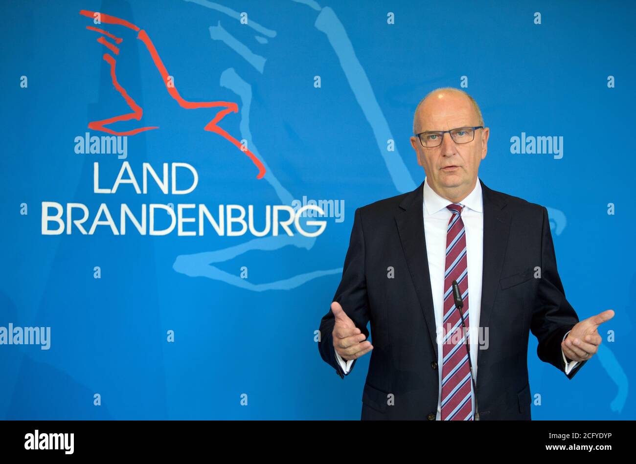 Potsdam, Deutschland. September 2020. Im Rahmen einer Pressekonferenz erläutert Brandenburgs Ministerpräsident Dietmar Woidke (SPD) den Vorschlag der Landesregierung für den Haushalt 2021 und die Personalbedarfsplanung bis 2024. Quelle: Soeren Stache/dpa-Zentralbild/dpa/Alamy Live News Stockfoto
