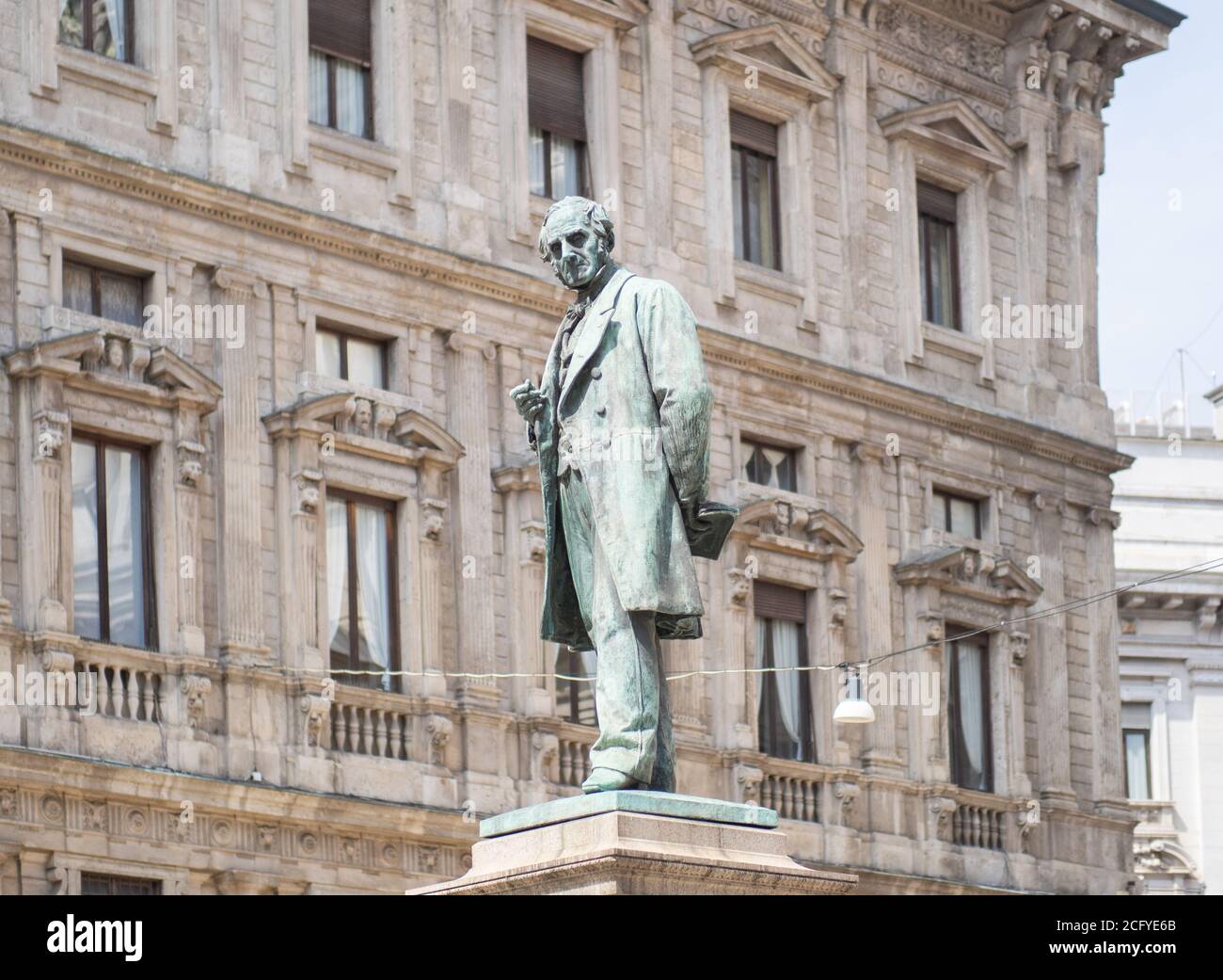 San Fedele Platz, Mailand, Bronze Denkmal in Erinnerung an Alessandro Manzoni, italienischen Dichter und Schriftsteller Stockfoto