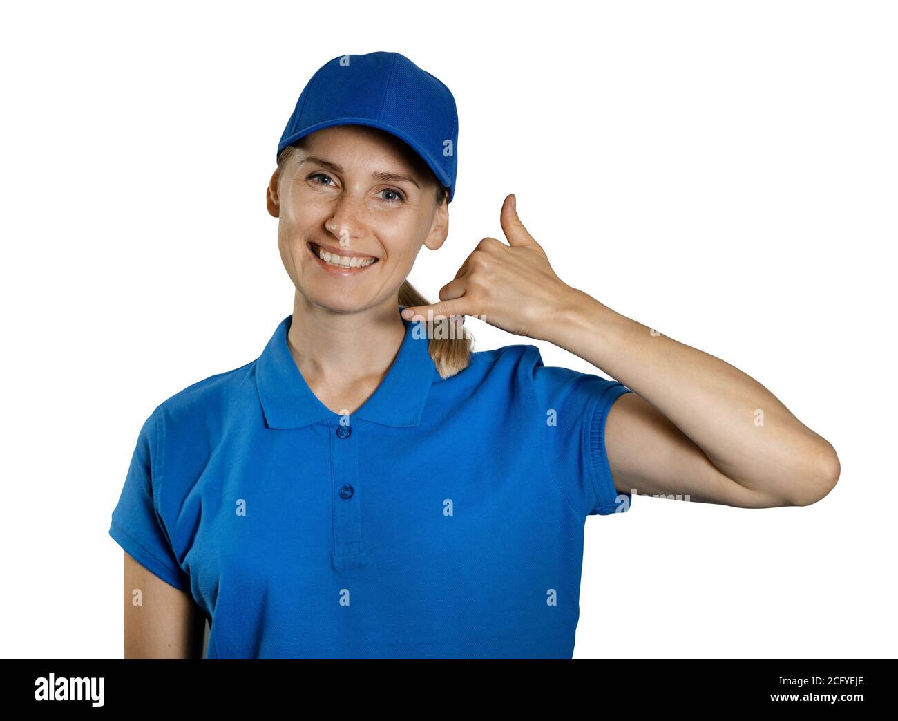 Support-Service-Industrie - junge lächelnde Frau in blauer Uniform zeigt Anruf Kontakt Geste. Isoliert auf weißem Hintergrund Stockfoto