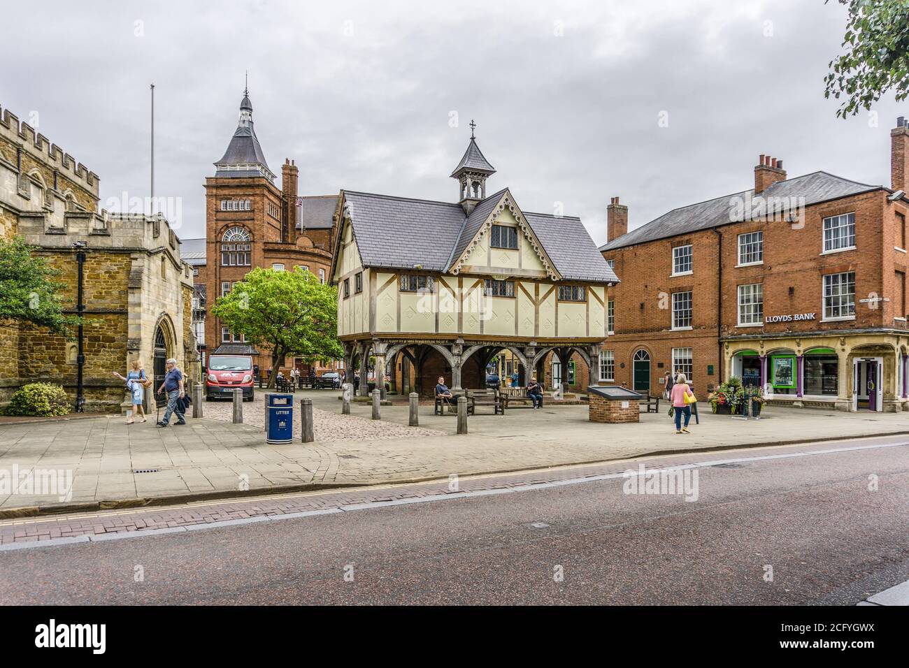 Blick auf die Straße im Stadtzentrum Market Harborough, Leicestershire, Großbritannien; historische alte Grammar School im Zentrum. Stockfoto