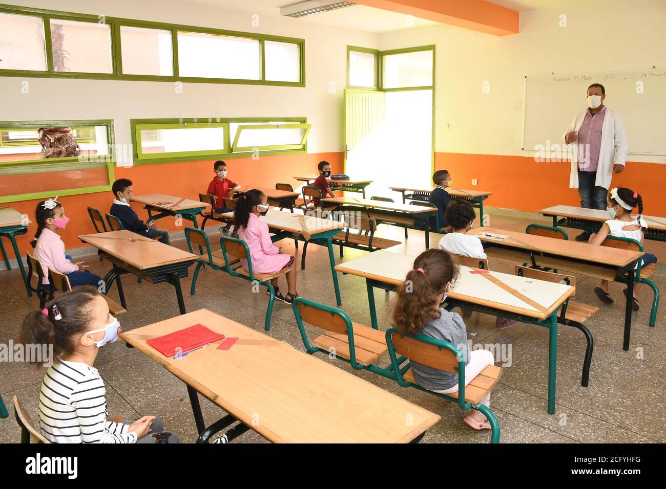 (200908) -- RABAT, 8. September 2020 (Xinhua) -- Schüler besuchen den ersten Schultag inmitten von Vorsorgemaßnahmen zur Eindämmung der Ausbreitung von COVID-19, in Rabat, Marokko, am 7. September 2020. (Foto von Chadi/Xinhua) Stockfoto