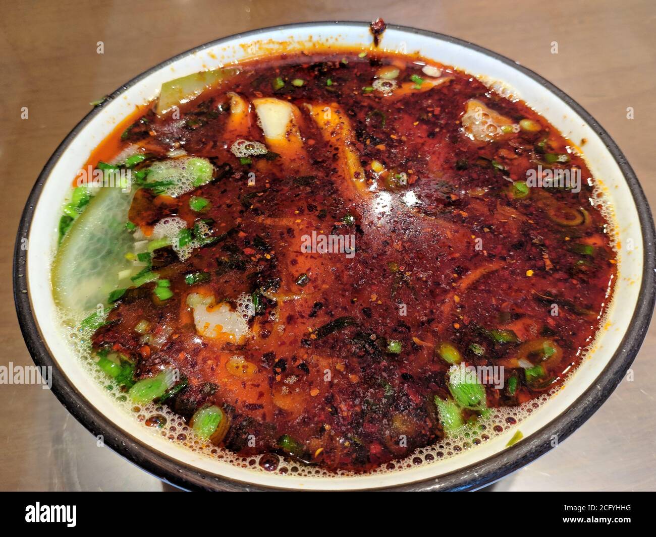 Rotes Pfefferöl schwimmt auf der Nudelsuppe Stockfoto