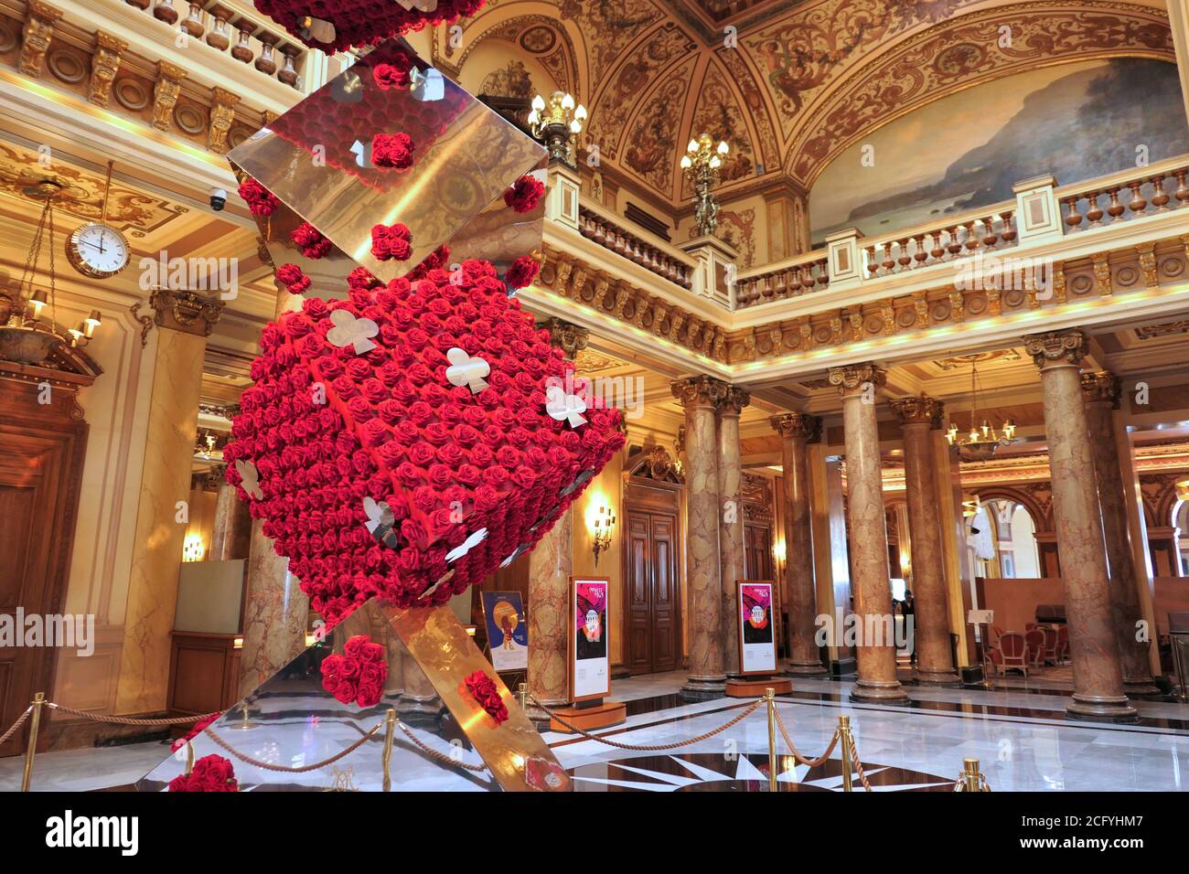 MONTE CARLO, MONACO - 01 MAI, 2019: Berühmte Monte Carlo Casino Halle Innenraum. Stockfoto