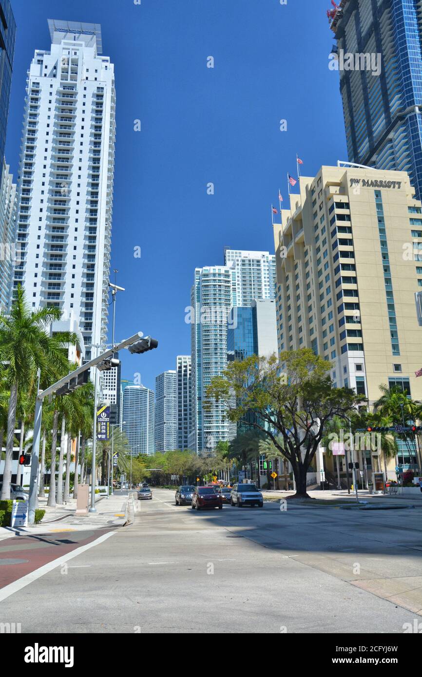 MIAMI, USA - 19. MÄRZ 2017 : Wahrzeichen der Brickell Avenue in Downtown Miami. Moderne Wolkenkratzer und Straßenverkehr. Stockfoto