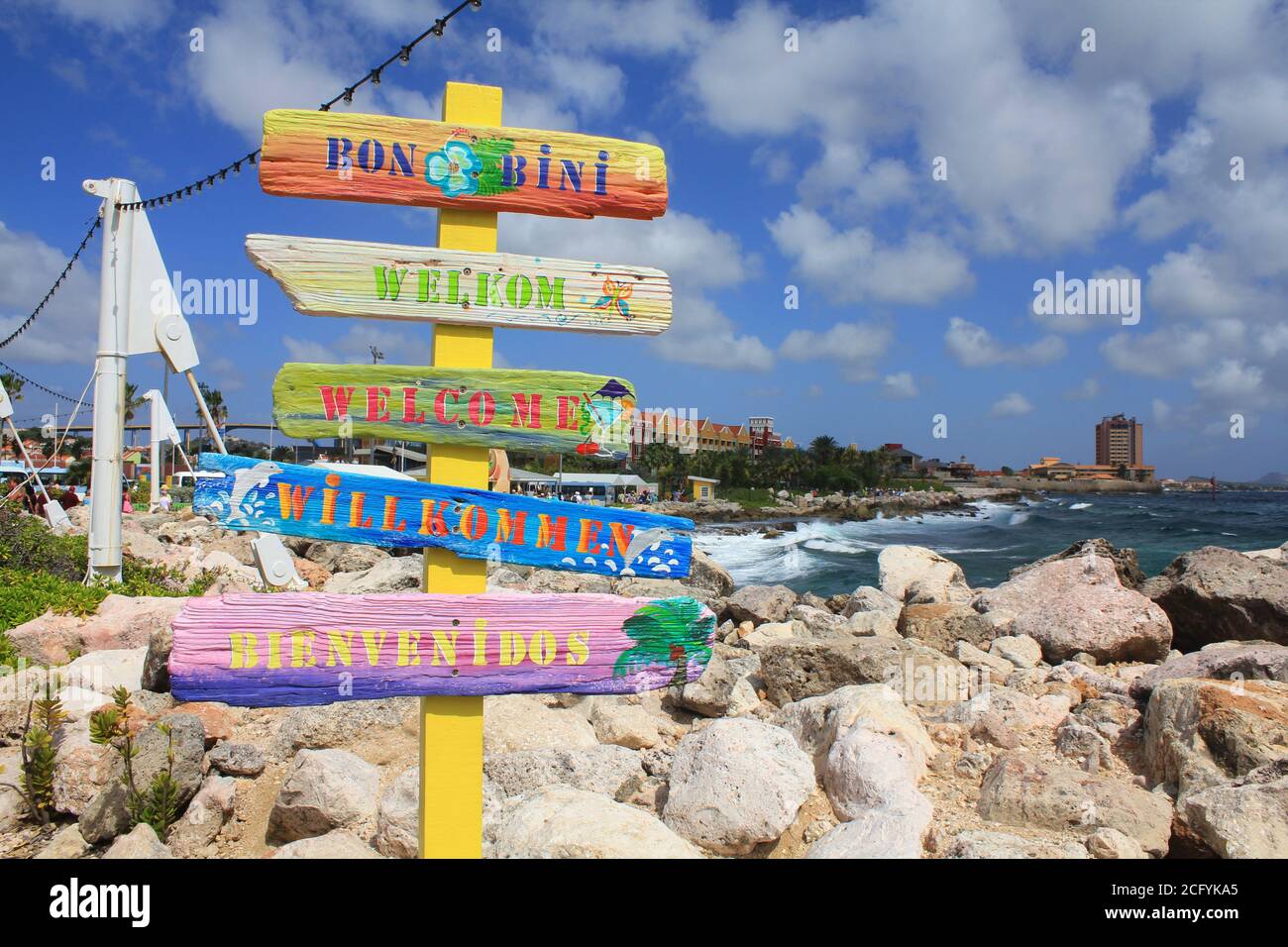 Willkommensschilder in verschiedenen Sprachen in Willemstad Kreuzfahrthafen, Curacao, Karibische Insel. Stockfoto