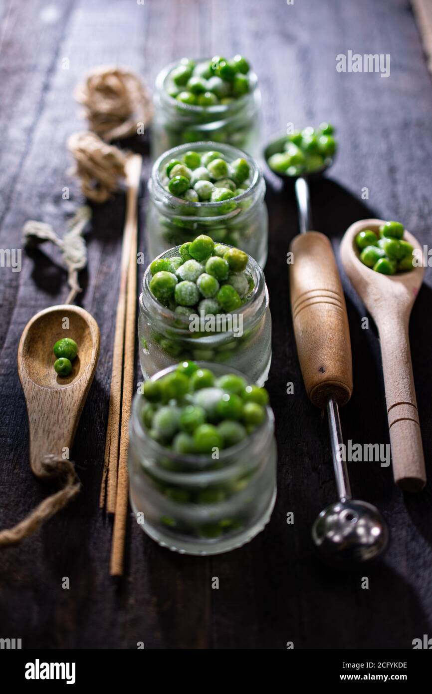 Gefrorene Erbsen in Gläsern.Healthy vegetables.Low Fat Essen und Trinken.Country Stil. Stockfoto