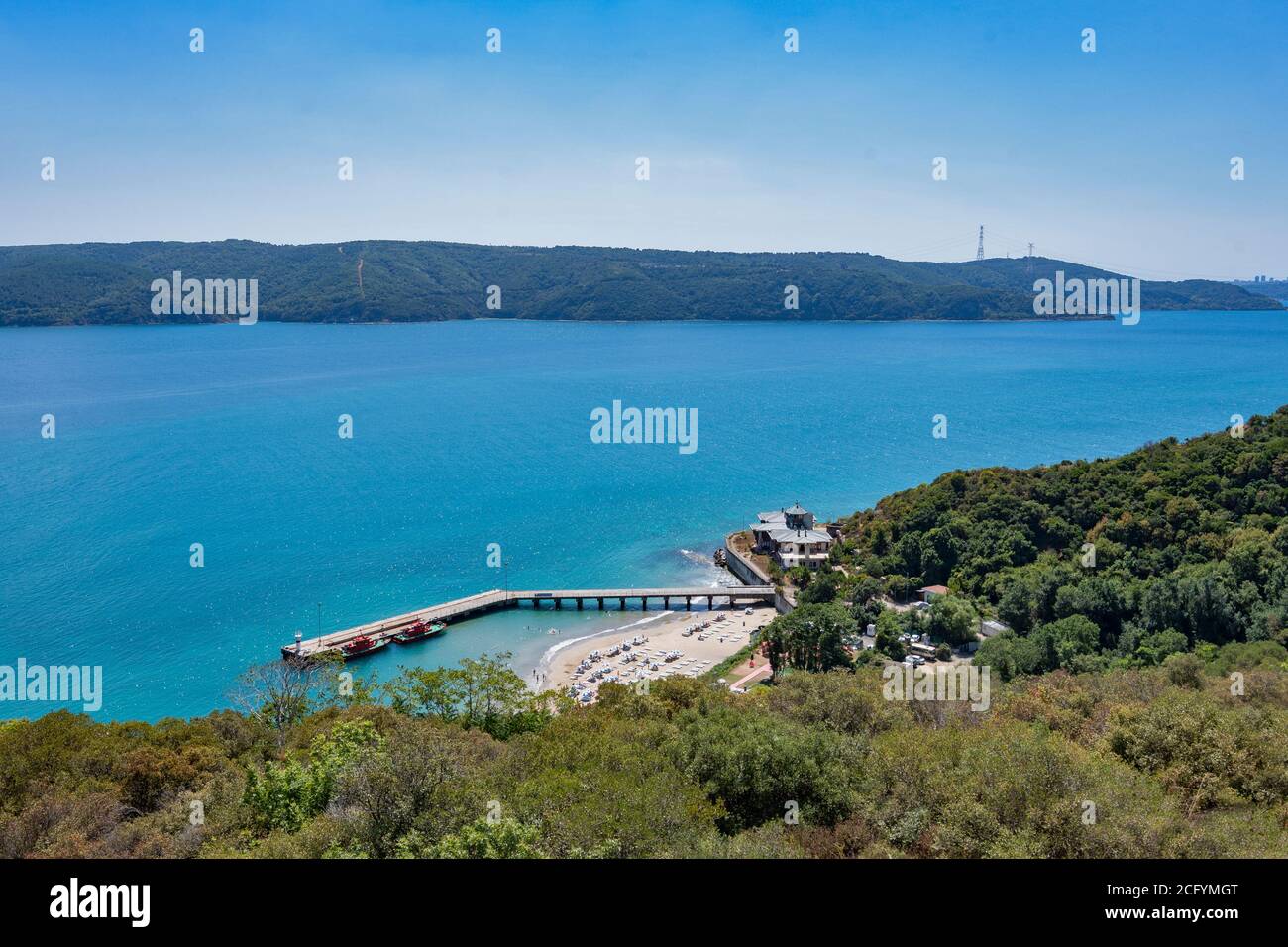 Kleiner Strand im Stadtteil Sariyer von Istanbul, Türkei Stockfoto