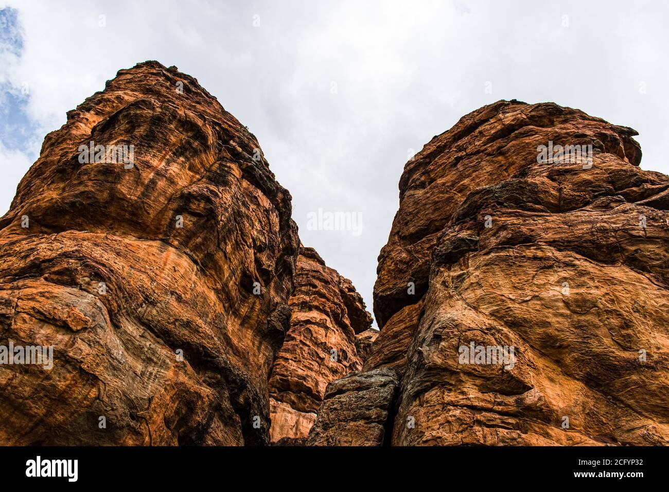 Rote einzelne Sandstein felsigen Hügeln von Badami, Karnataka, Indien Stockfoto
