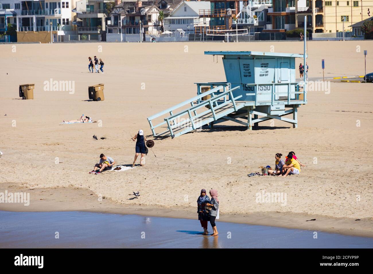 Touristen am Strand, mit Rettungsschwimmer Hütte, Santa Monica, Kalifornien, Vereinigte Staaten von amerika. USA. Oktober 2019 Stockfoto