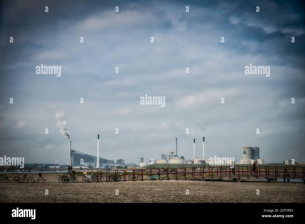 Die Skyline der Stadt mit ihren Fabriken und rauchenden Schornsteinen wirft Besorgnis über Luftverschmutzung, CO2-Emissionen und Treibhausgasemissionen auf. Kopenhagen Stockfoto