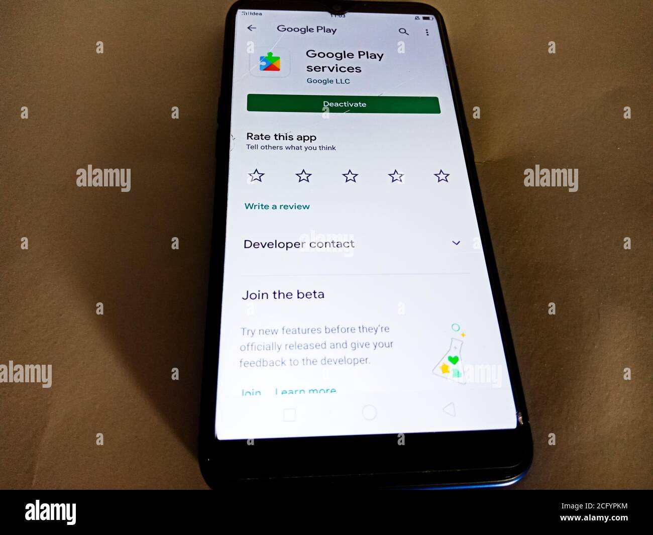 DISTRIKT KATNI, INDIEN - 04. MAI 2020: Google Play-Dienste-Anwendungssoftware auf Smartphone-Bildschirm isoliert angezeigt. Stockfoto