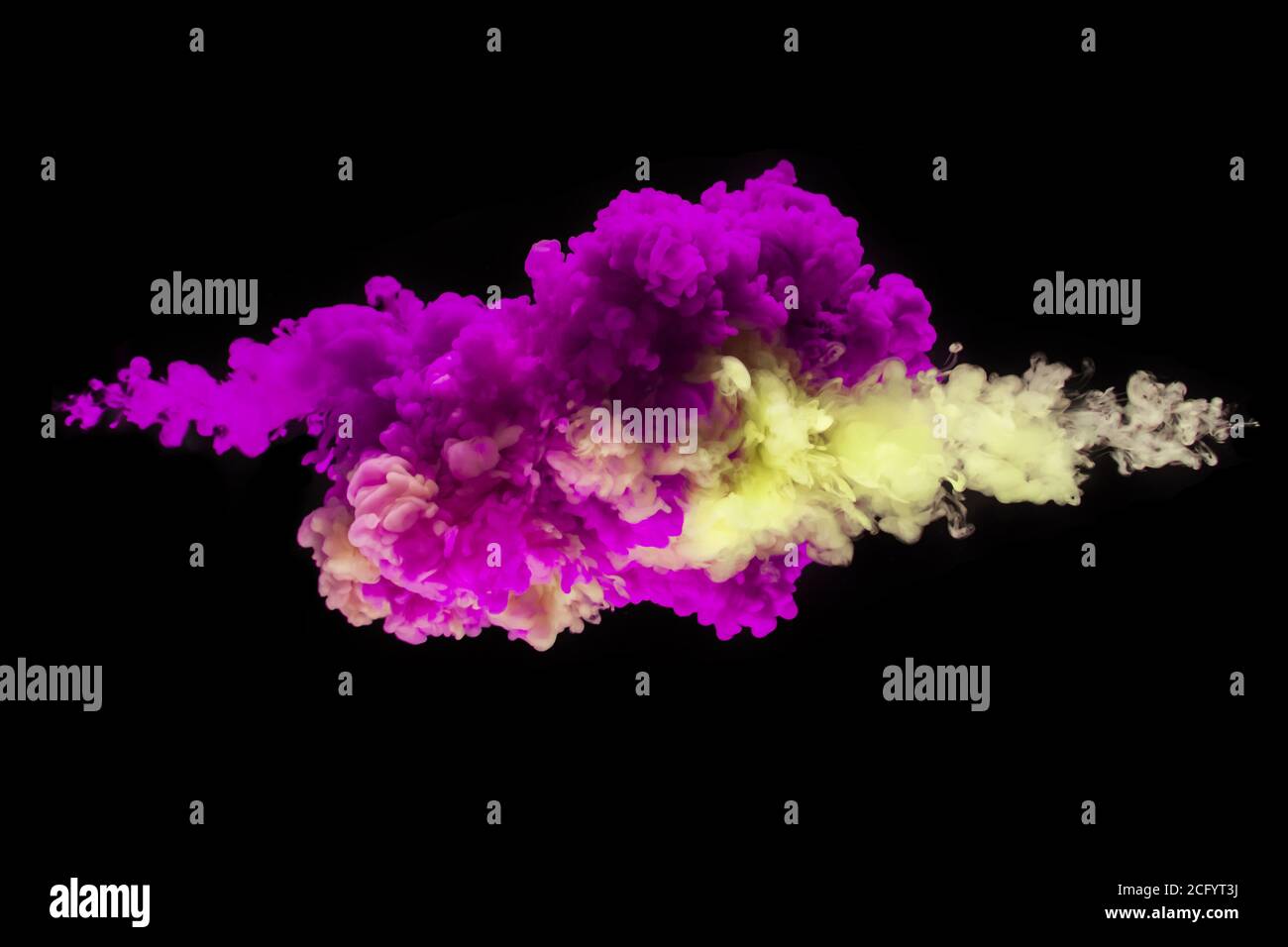 Farbige Acryl-Tinte Mischen in Wasser isoliert auf schwarzem Hintergrund. Abstrakter Kunsthintergrund. Stockfoto