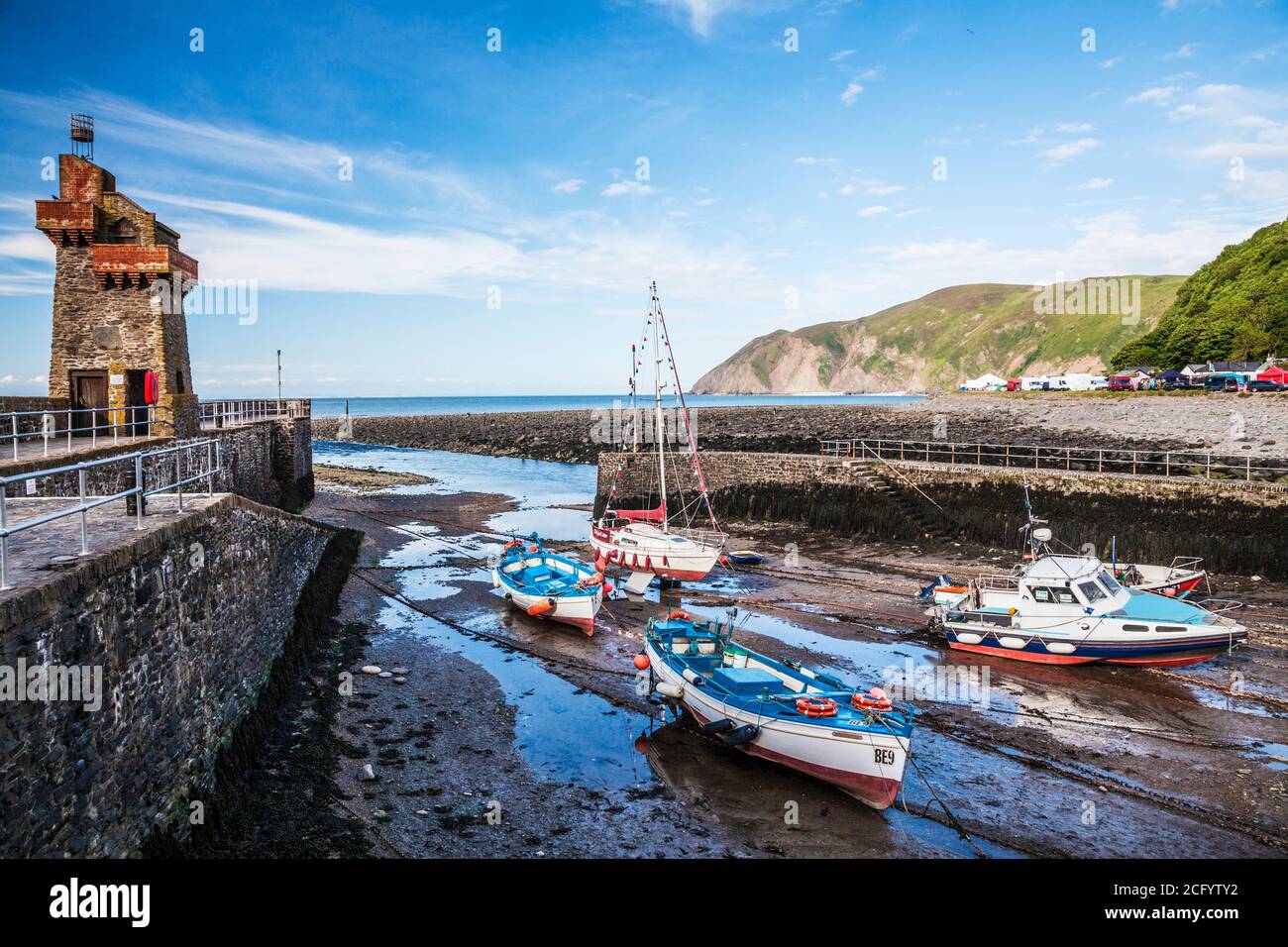 Boote im Hafen von Lynmouth in Devon. Stockfoto