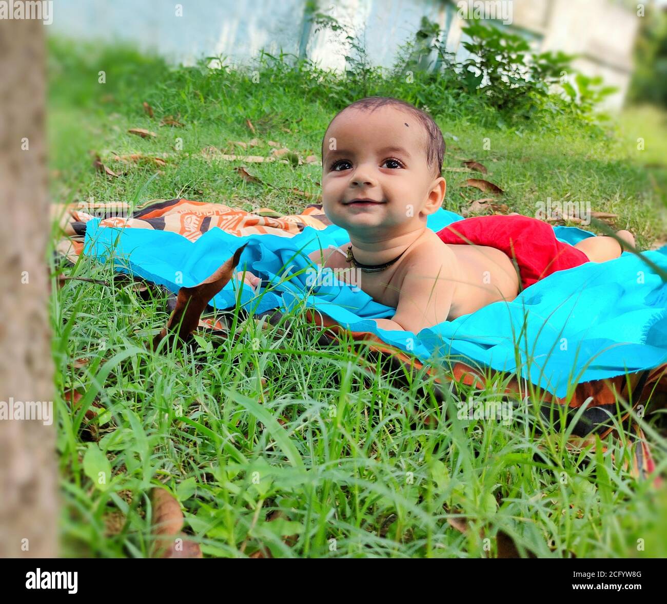 Kleinkind spielt im Freien und zeigt seine niedlichen Gesichtsausdruck in der Nähe Up-Shot Stockfoto