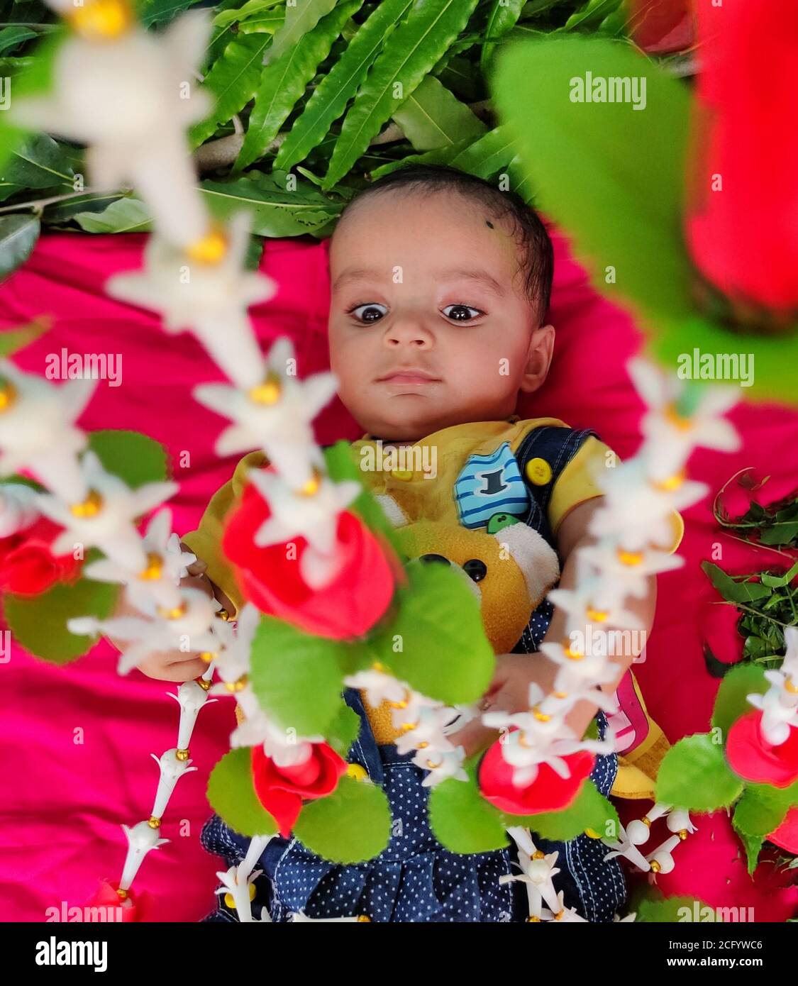 Kleinkind an seinem sechsten Monat Geburtstag zeigt seine nette Gesichtsbehandlung Expression Nahaufnahme Stockfoto