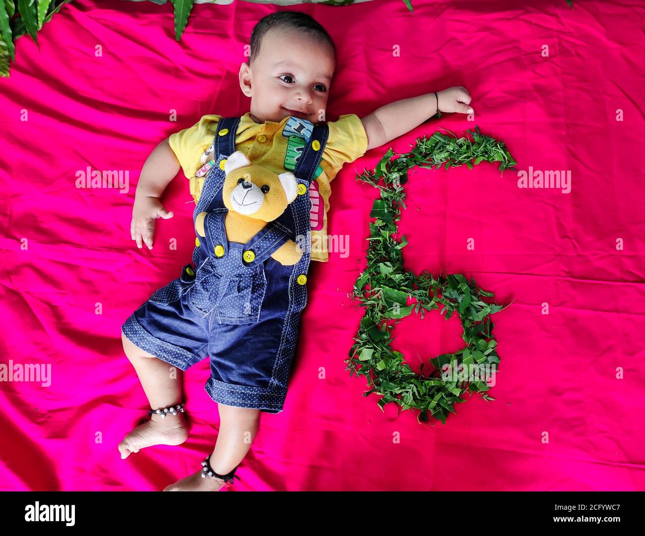 Kleinkind an seinem sechsten Monat Geburtstag zeigt seine nette Gesichtsbehandlung Expression Nahaufnahme Stockfoto