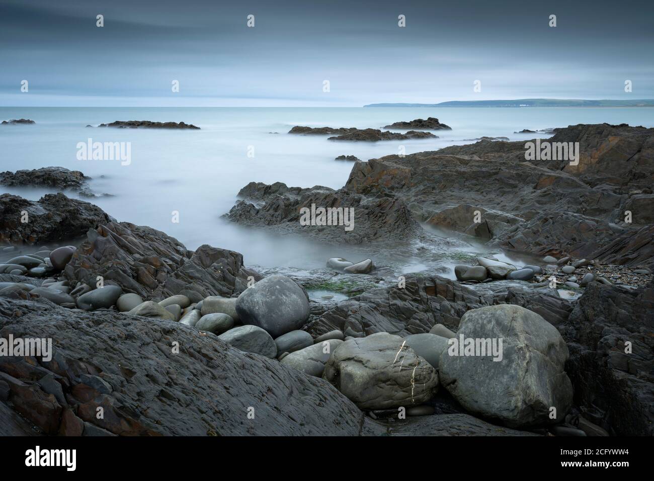 Seascape an der North Devon Küste in Westward Ho! Mit der Landzunge von Baggy Point auf der anderen Seite der Bucht, England. Stockfoto