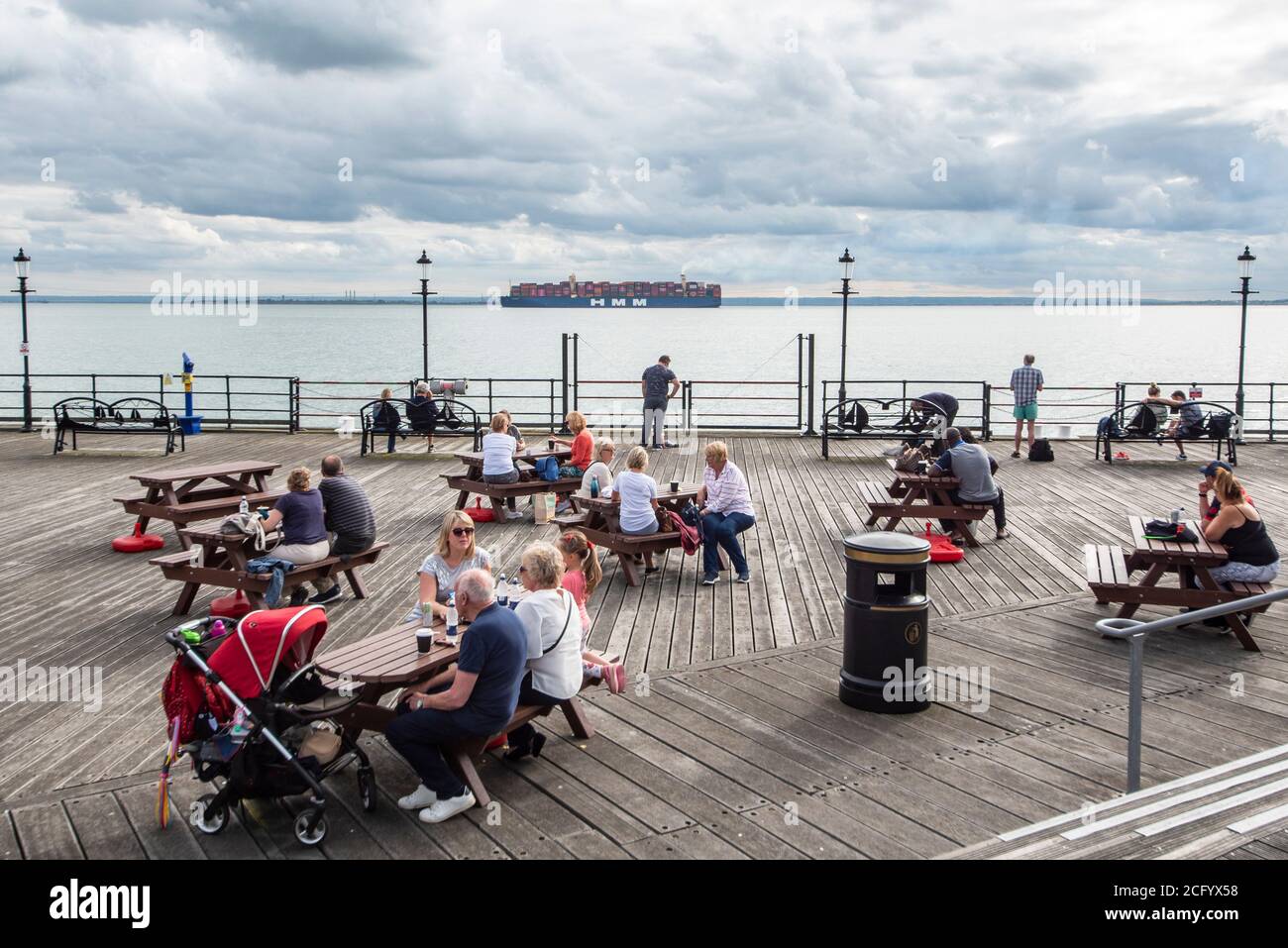 Southend Pier, Southend on Sea, Essex, Großbritannien. September 2020. Die HMM Hamburg ist ein Containerschiff der Algeciras-Klasse, eine Gruppe von 7 Frachtschiffen, die gleichermaßen die größten Containerschiffe der Welt sind und fast 24.000 Standardcontainer transportieren können. HMM Hamburg wurde im Juli 2020 in Dienst gestellt und wird regelmäßig zwischen Asien und Europa reisen. Am 6. September trifft HMM Hamburg erstmals in der Themsmündung ein und fährt dort zum DP World London Gateway Es wird am Southend Pier vorbei gesehen und geht zurück in Richtung Nordsee und seinem nächsten Halt in Griechenland Stockfoto