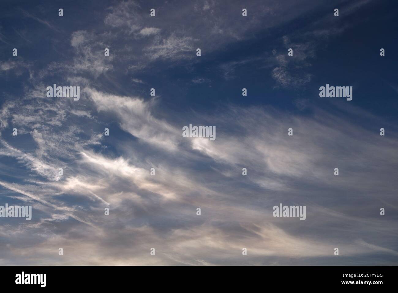 Abendliche Wolken am Himmel Stockfoto
