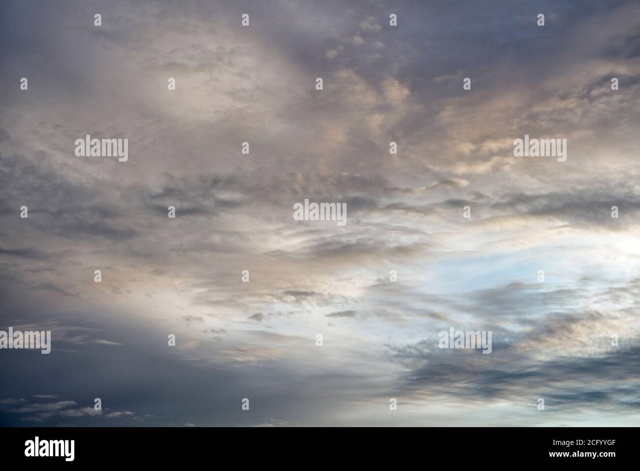 Abendliche Wolken am Himmel Stockfoto