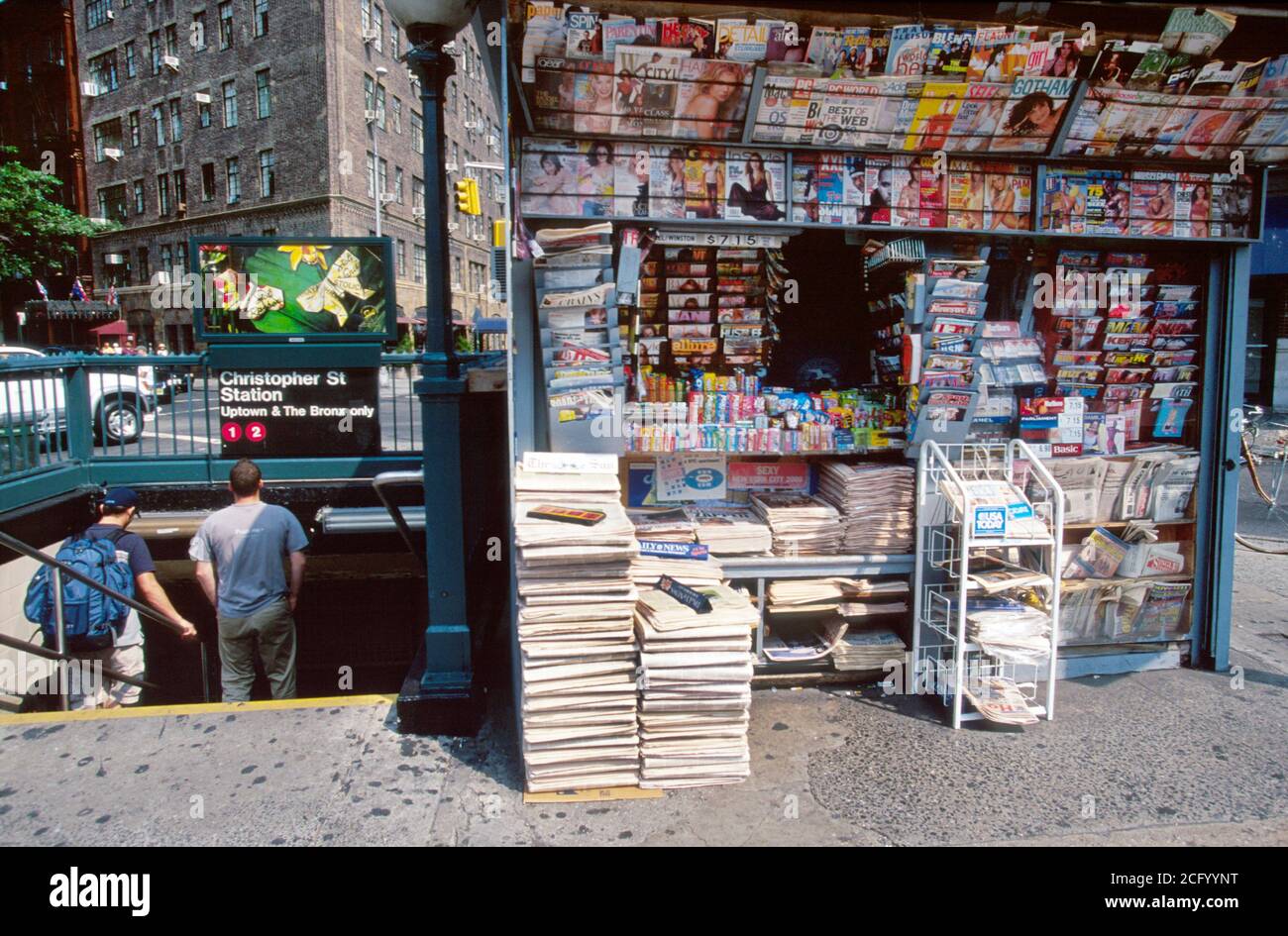 NY NYC, New York City, Manhattan Greenwich Village Christopher Street Station, Eingang zur U-Bahn, öffentlicher Nahverkehr, Zeitungskiosks Stockfoto