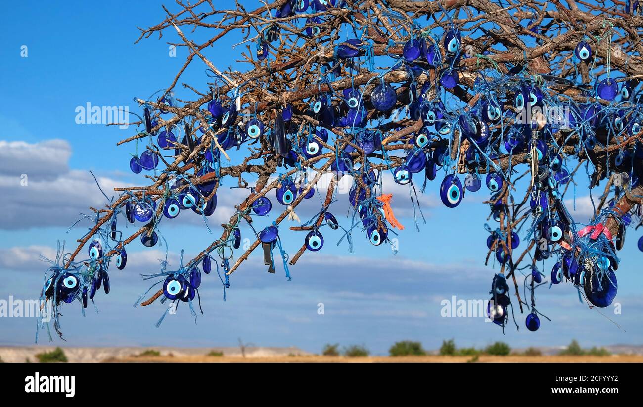 https://c8.alamy.com/compde/2cfyyy2/bose-auge-reize-oder-nazar-glas-traditionelle-turkische-blaue-glasperlen-hangen-auf-baum-in-kappadokien-turkeigood-luck-amulett-gegen-bose-auge-zu-schutzen-2cfyyy2.jpg