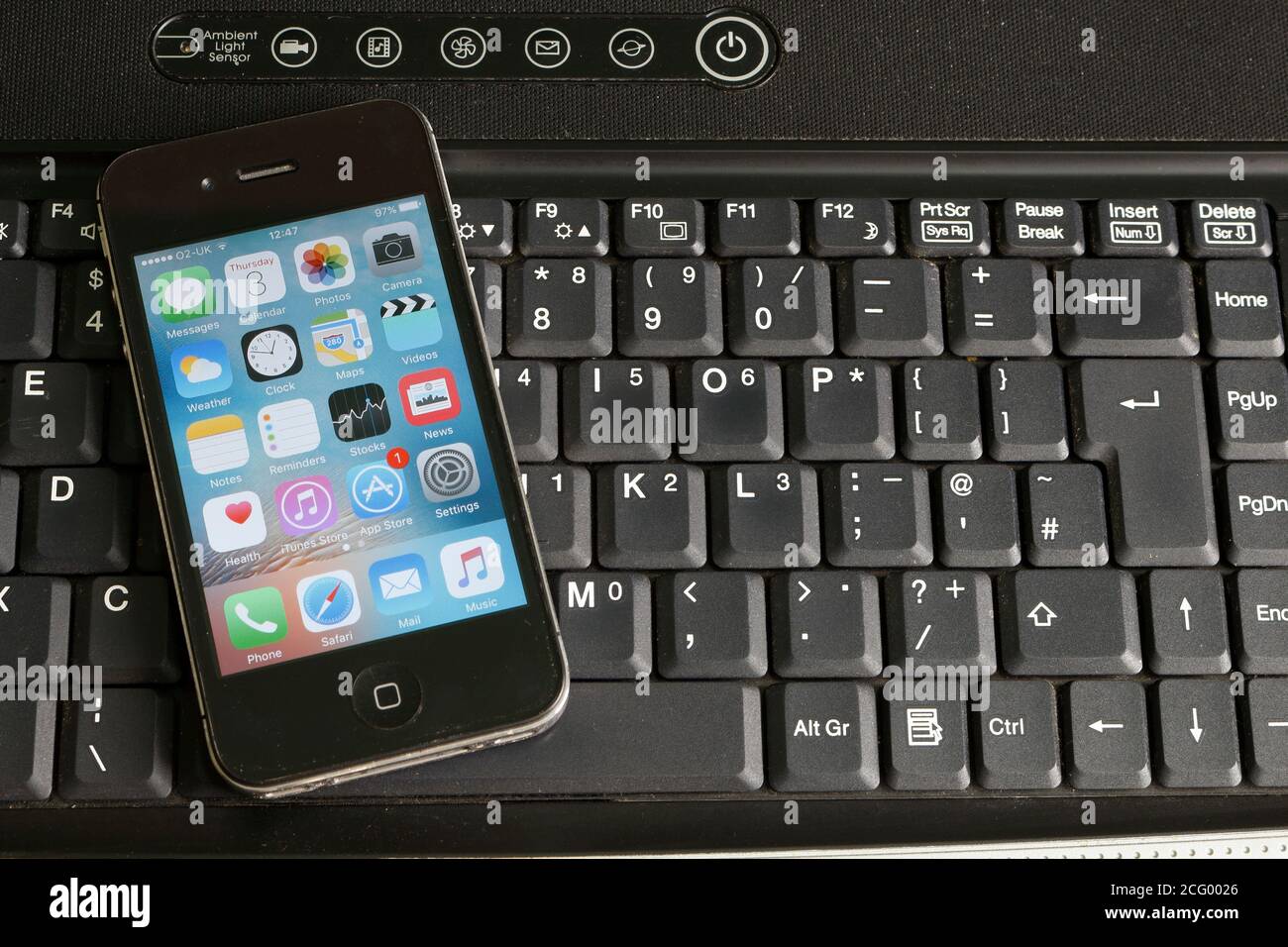 IPhone lag auf einem Laptop Tastatur Computer Technologie Mobiltelefon Smartphone Stockfoto