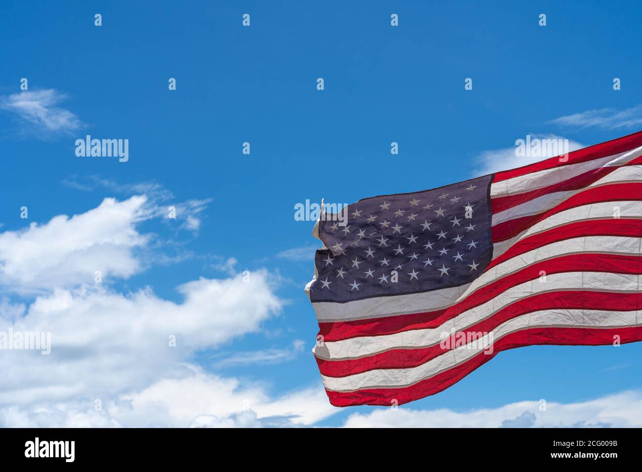 Winkende USA Flagge unter blauem Himmel Hintergrund. Stockfoto