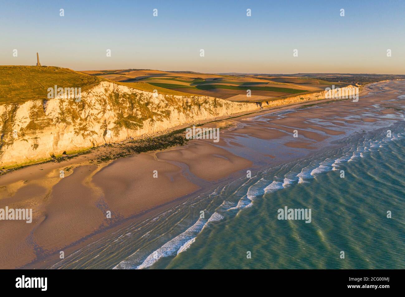 Frankreich, Pas-de-Calais (62), c?te d'Opale, Site des deux Caps,Escales, Cap Blanc-Nez, die Klippen von Cap Blanc-Nez, Blick auf die Bucht von Wissant (Luftaufnahme) Stockfoto