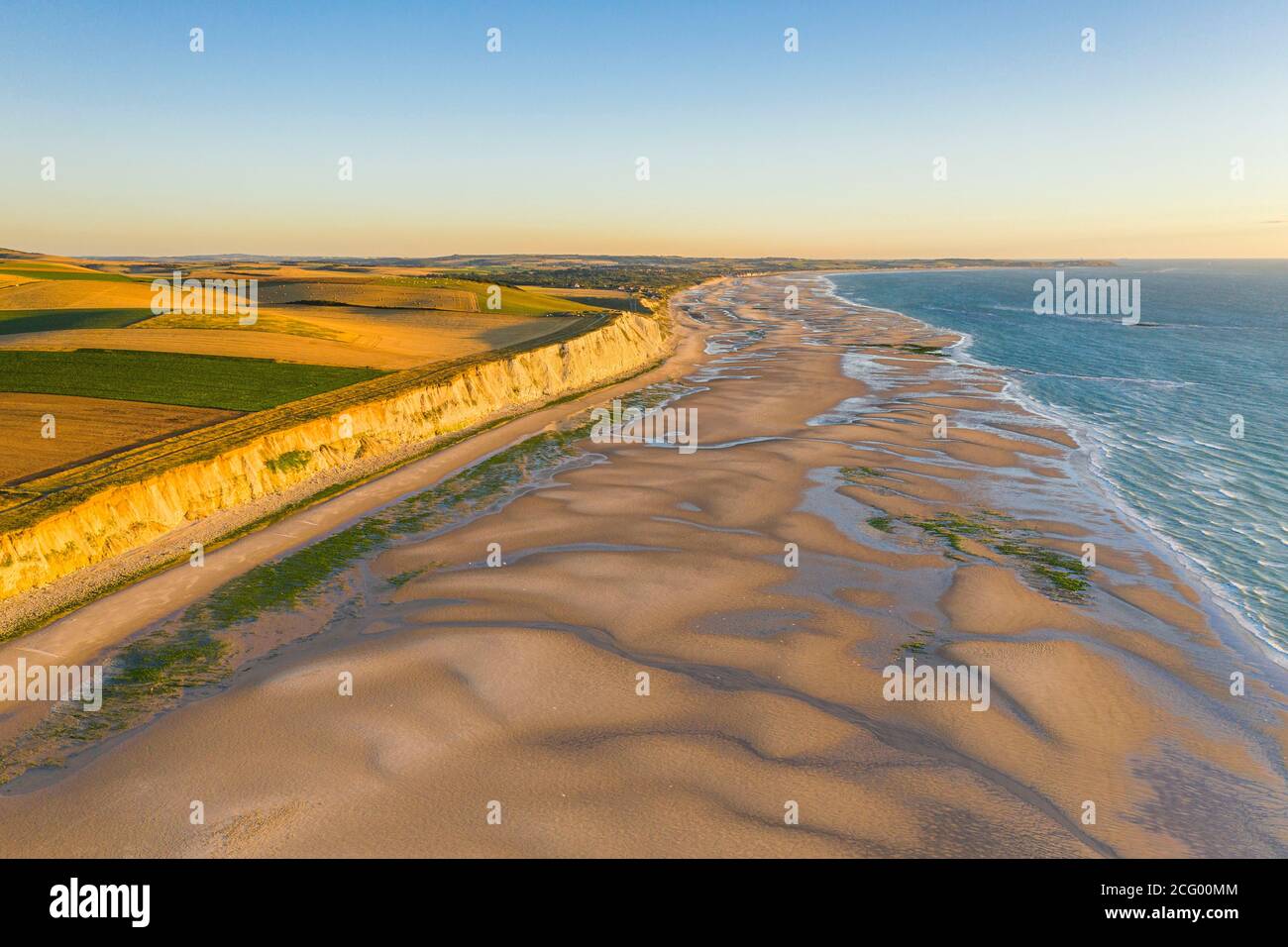 Frankreich, Pas-de-Calais (62), c?te d'Opale, Site des deux Caps,Escales, Cap Blanc-Nez, die Klippen von Cap Blanc-Nez, Blick auf die Bucht von Wissant (Luftaufnahme) Stockfoto