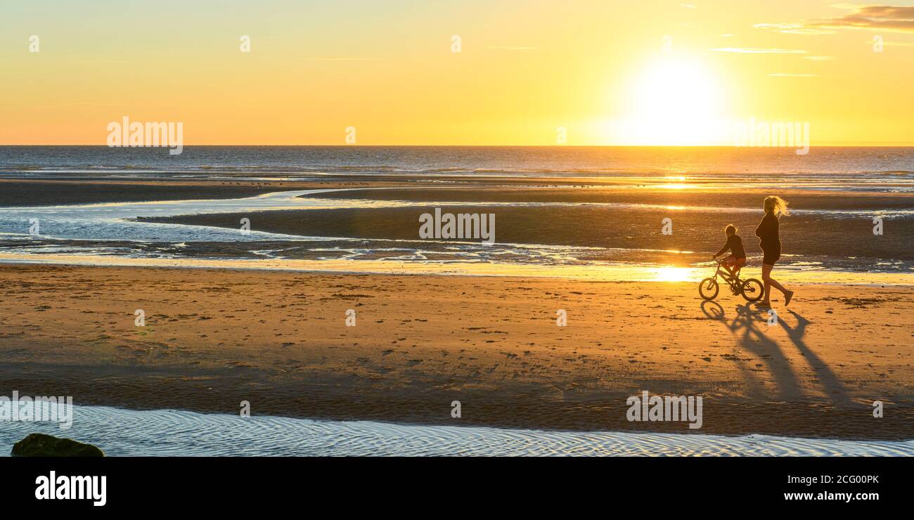 Frankreich, Pas-de-Calais (62), c?te d'Opale, Site des deux Caps,Escales, Cap Blanc-Nez,Spaziergänger in der Nähe der Klippen von Cap Blanc-Nez Stockfoto