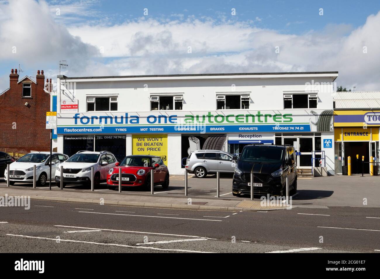 Formel-1-Autozentren, Vorplatz, Chesterfield Road, Sheffield England, Autoreparaturwerkstatt in Großbritannien Stockfoto