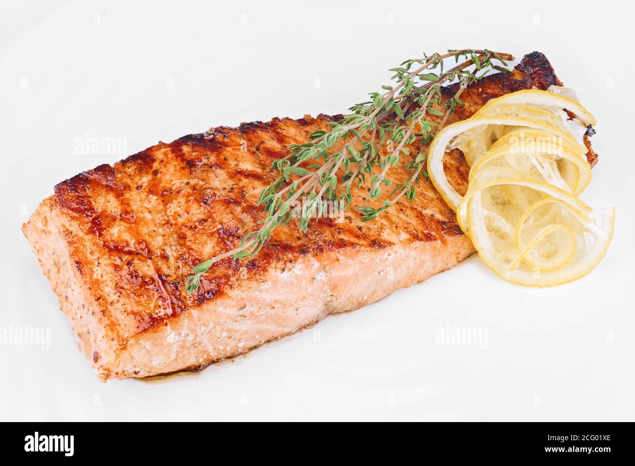 Gebratenes rotes Fischfilet, gekocht mit Gewürzen, isoliert auf Weiß Nahaufnahme im Hintergrund Stockfoto