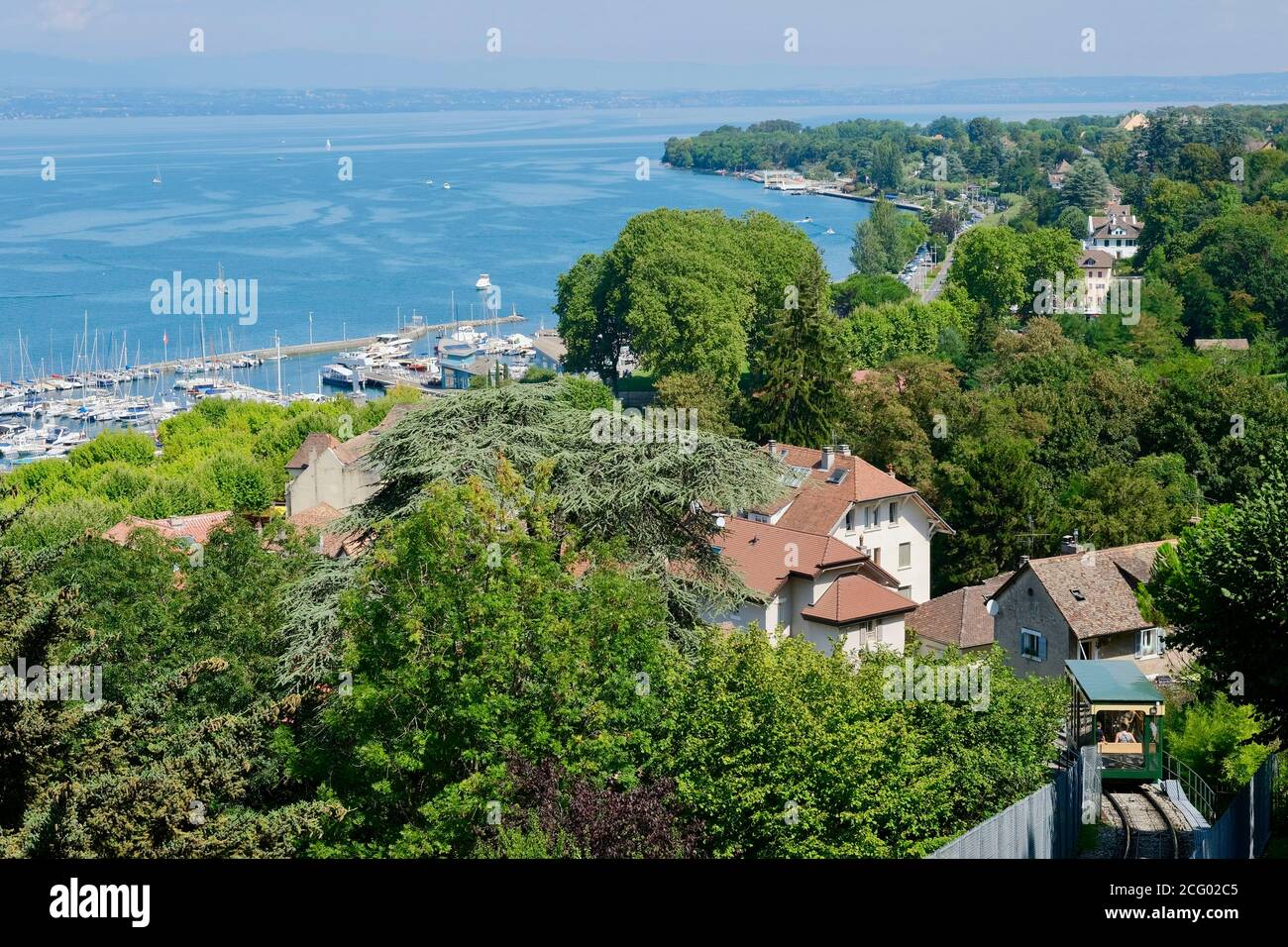 Frankreich, Haute Savoie, Le Chablais, Thonon les Bains, Blick auf die Standseilbahn und den Hafen am Genfersee Stockfoto