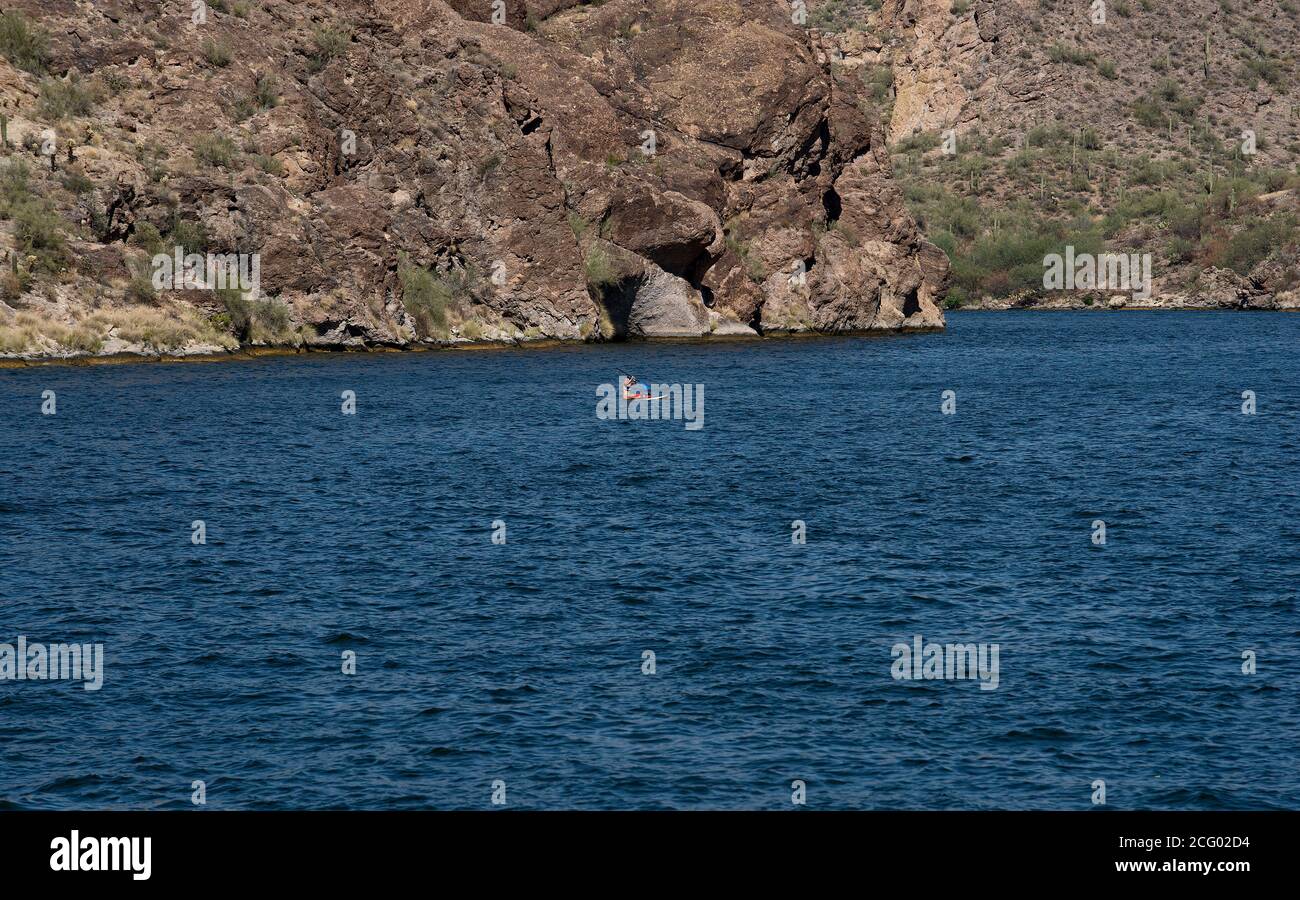 Canyon Lake im Südwesten der USA. Eine Frau beim Kajakfahren. Stockfoto