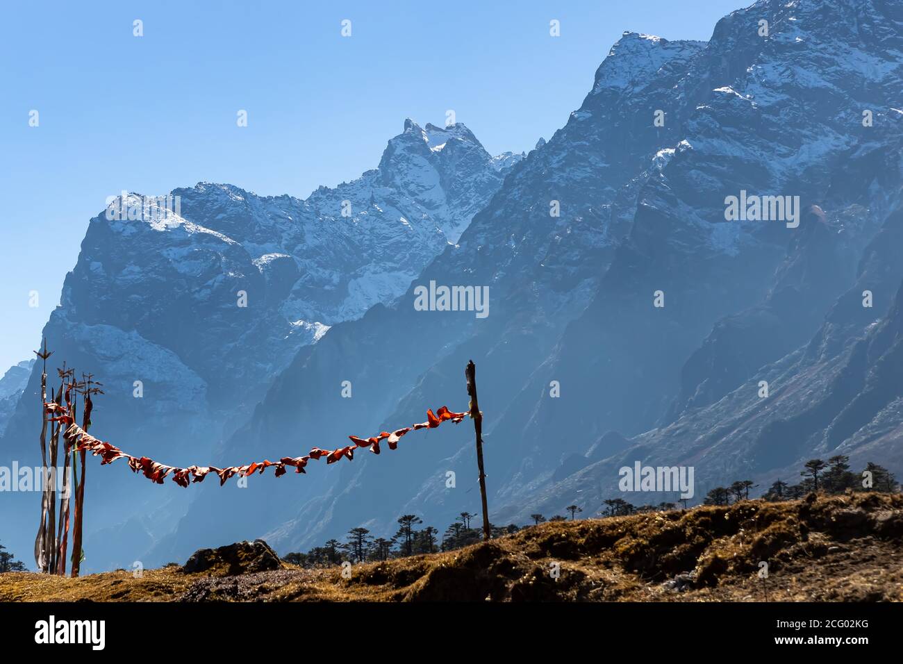 Tibetische Gebetsfahnen wehen mit dem Wind und hohem Berg Bereiche im Hintergrund beleuchtet mit Sonne am Tal der Blumen in Sikkim Indien Stockfoto