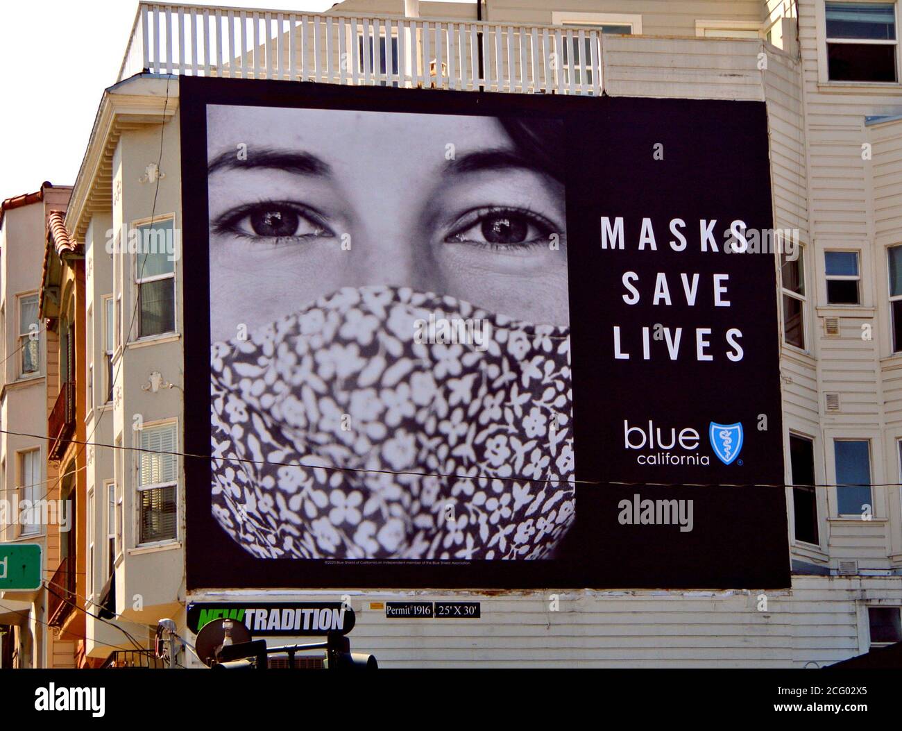 Blaues Schild Oversicherung Zeichen auf san francisco kalifornien usa Nachbarschaft Haus Förderung Tragen von Masken mit Nachrichten-Masken retten Leben Stockfoto