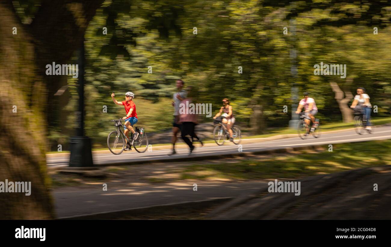 Mann, der ein Selfie auf einem Fahrrad im Central Park Stockfoto